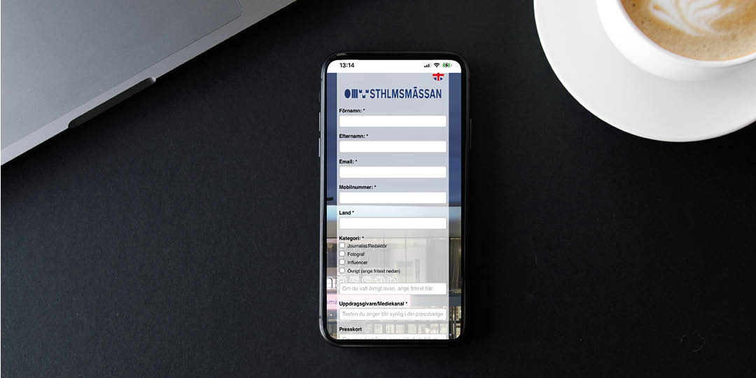 ackreditering 1080-540 px mellan En mobil där någon fyller i ett formulär
