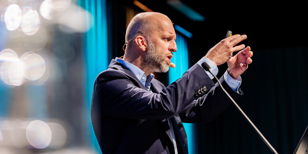 swd-odontologisk-riksstamma-1080x540 En man som talar på scen